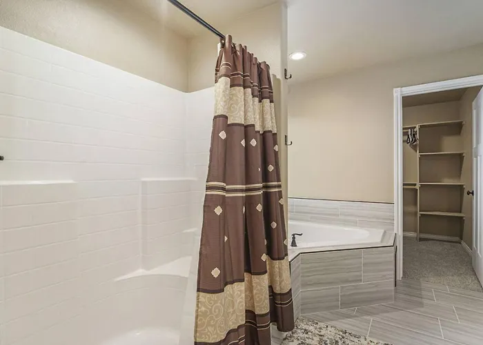 Spacious Ranch W Hot Tub & Fire Pit *