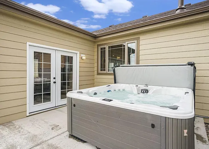 Spacious Ranch W Hot Tub & Fire Pit Cheyenne