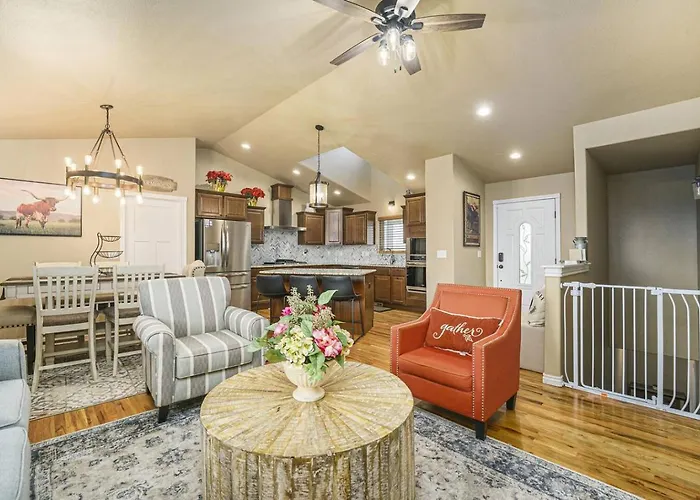 Spacious Ranch W Hot Tub & Fire Pit *
