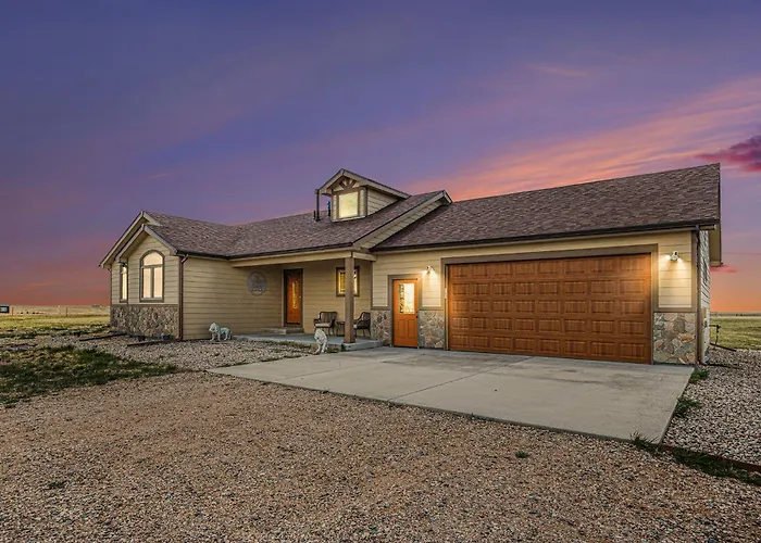 Spacious Ranch W Hot Tub & Fire Pit *