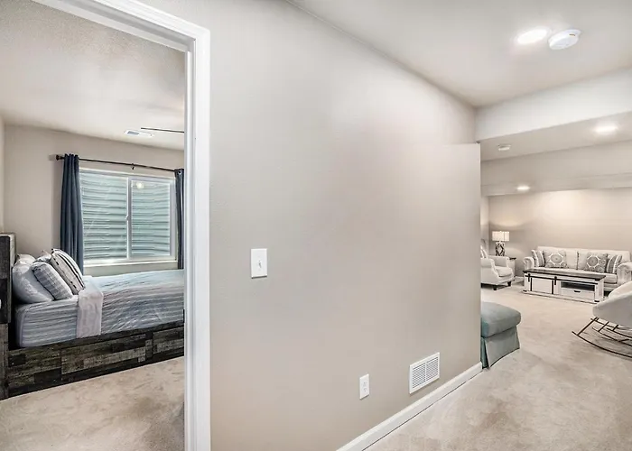 Spacious Ranch W Hot Tub & Fire Pit *