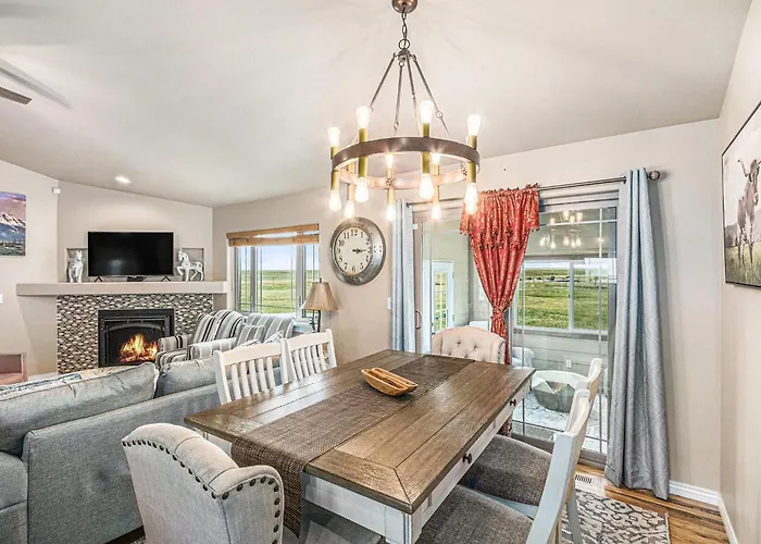 Spacious Ranch W Hot Tub & Fire Pit