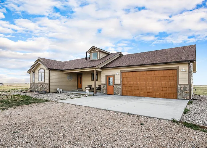 Spacious Ranch W Hot Tub & Fire Pit