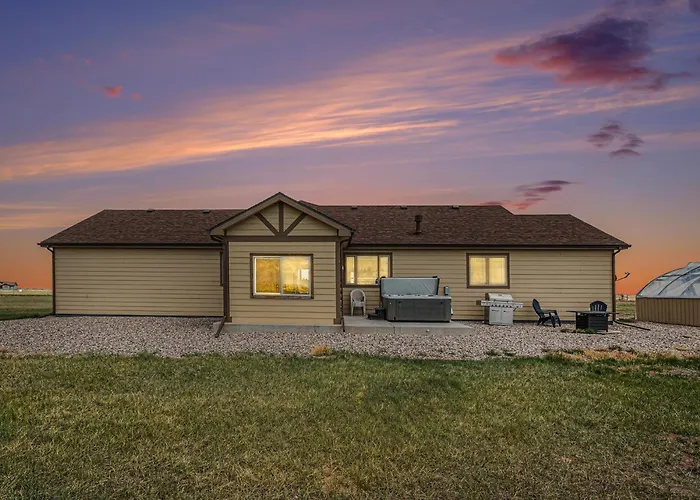 Spacious Ranch W Hot Tub & Fire Pit Ferienhaus