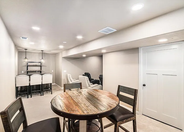Spacious Ranch W Hot Tub & Fire Pit *