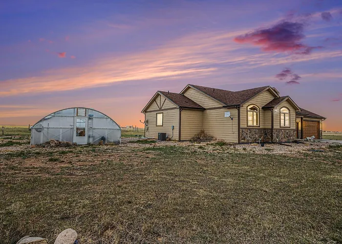 Spacious Ranch W Hot Tub & Fire Pit Cheyenne