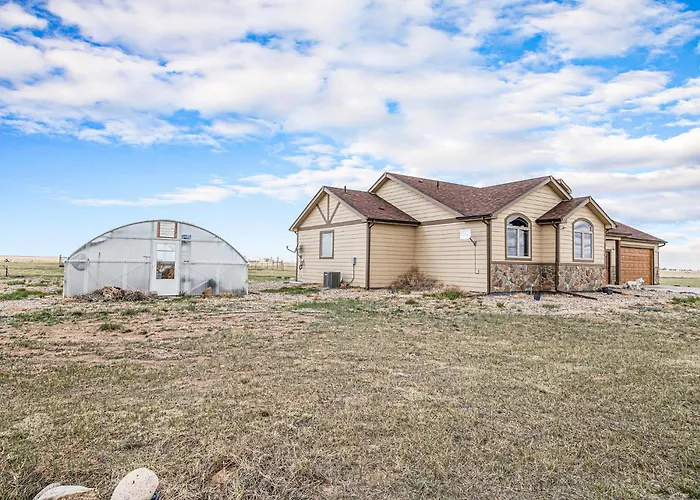 Spacious Ranch W Hot Tub & Fire Pit Ferienhaus *