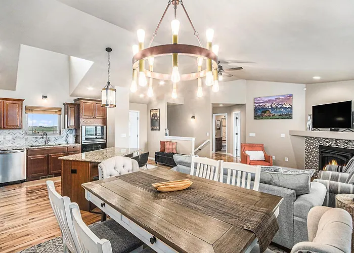 Spacious Ranch W Hot Tub & Fire Pit *