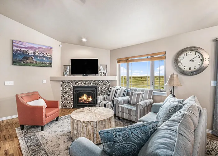 Spacious Ranch W Hot Tub & Fire Pit Cheyenne