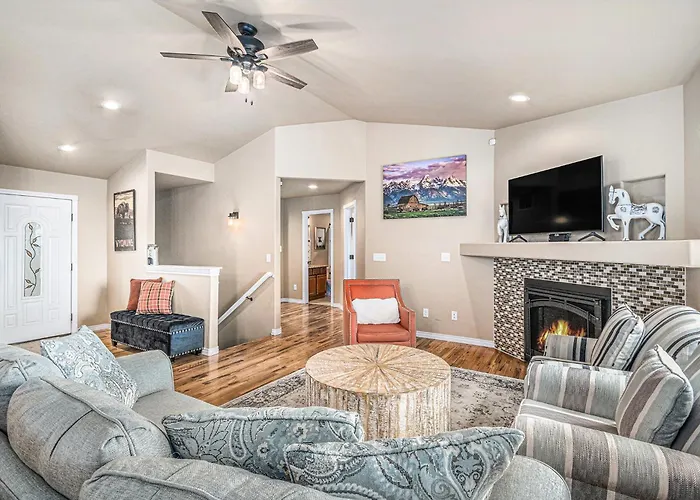 Spacious Ranch W Hot Tub & Fire Pit *