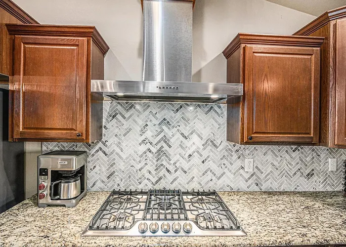 Spacious Ranch W Hot Tub & Fire Pit Cheyenne