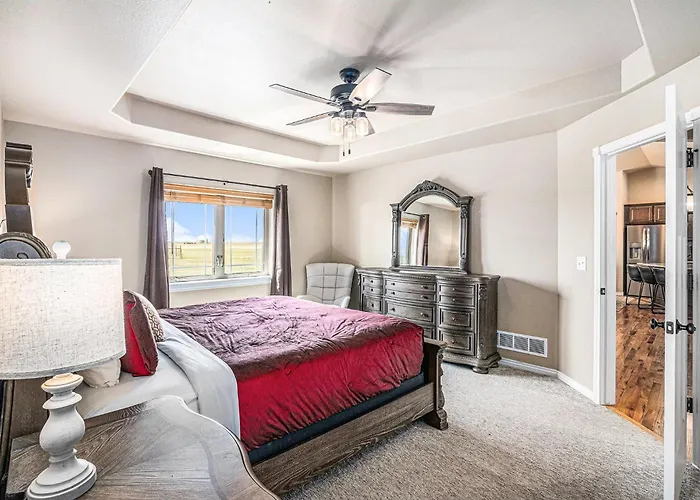 Spacious Ranch W Hot Tub & Fire Pit