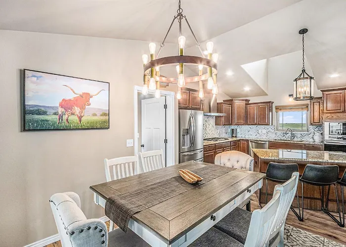 Spacious Ranch W Hot Tub & Fire Pit *